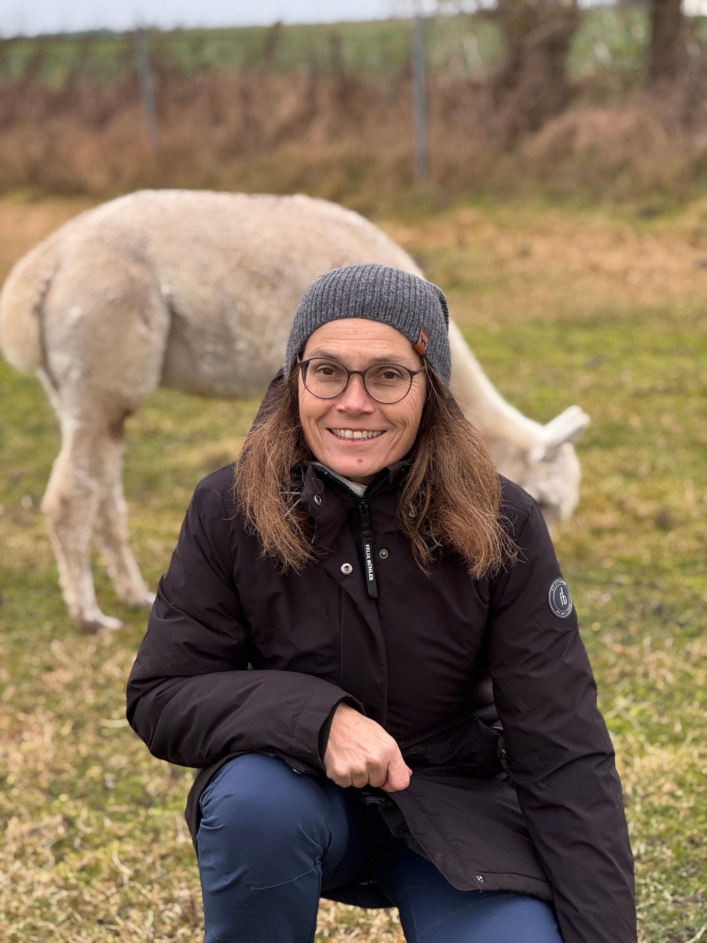 Sabine mit Alpaka auf der Weide
